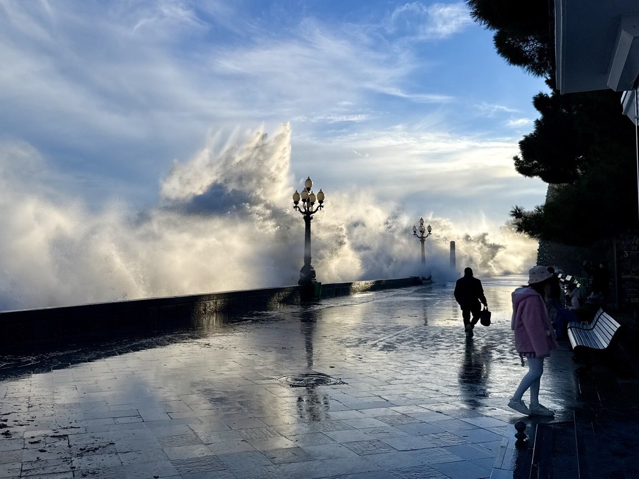 Глава Ялты Янина Павленко показала как выглядит шторм в Крыму Решивших понаблюдать с набережной за разгулом стихии она призвала к осторожности Подписаться на РИА Новости