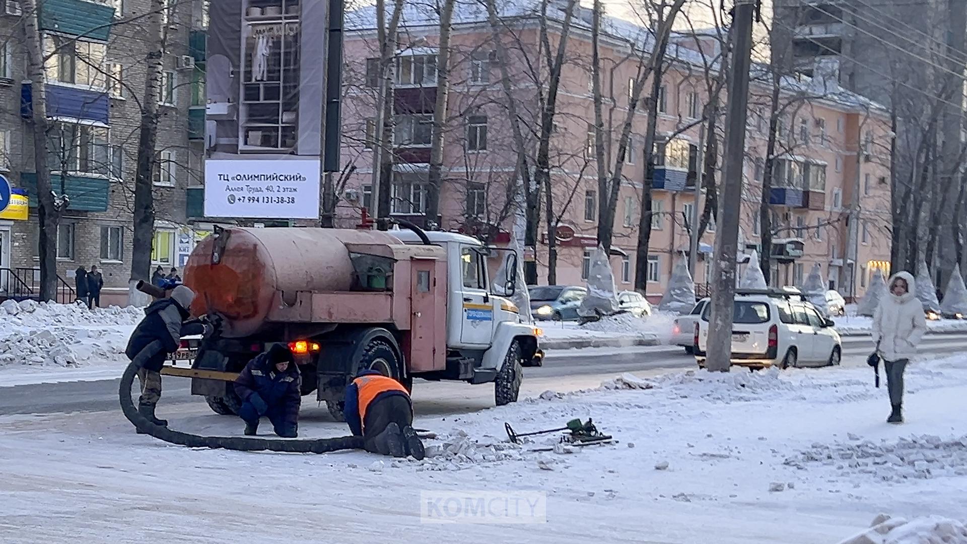 Из-за порыва на Севастопольской 10 домов остались без воды  Очередная коммунальная авария случилась вчера на Севастопольской, возле дома 7. Причём, трубы здесь рвёт не впервые. В этот раз течь привела к отключению от ХВС 10-ти домов. На проезжую часть воды попало немного.  Место аварии найдено, но есть проблемы — водопровод находится под газовой трубой. Удивительно, конечно, кто тут давал разрешение на прокладку газа над трубами коммуникаций, но факт остаётся фактом. Решение по поводу починки уже найдено, его правда пришлось согласовывать с газовиками. Для жителей организовали подвоз воды.