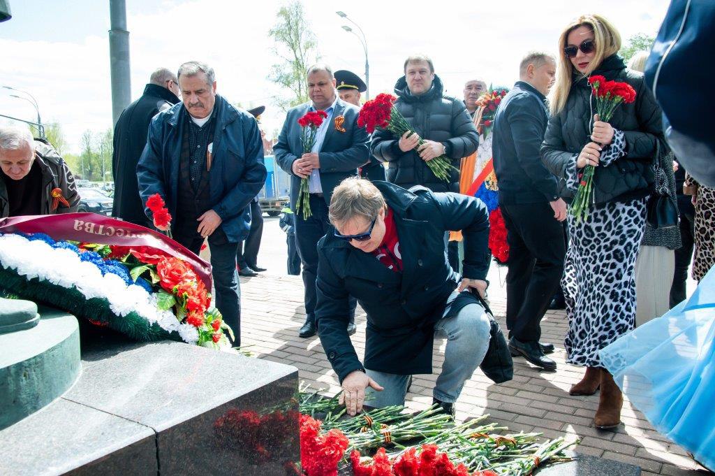 В преддверии Дня Победы в Московской области состоялся торжественный митинг «Дороги Памяти» Мероприятие состоялось в преддверии 80-летия Победы в Великой Отечественной войне в муниципальном округе Истра у мемориального комплекса «Рубеж Славы». Десять лет назад по инициативе Госавтоинспекции Московской области при поддержке Правительства Подмосковья в лице губернатора Андрея Воробьёва был воздвигнут памятник, олицетворяющий регулировщиц военных лет. Его создал заслуженный художник Российской Федерации Александр Рожников в честь женщин, обеспечивавших безопасность движения в суровые годы Великой Отечественной войны. В мероприятии приняли участие главный эксперт направления по координации деятельности в области безопасности дорожного движения ГУОБДД МВД России Владимир Кузин, заместитель председателя правительства Московской области Алексей Гержик, глава м.о. Истра Татьяна Витушева, главный государственный инспектор безопасности дорожного движения Московской области Виктор Кузнецов, начальник Военной автомобильной инспекции Московской области Александр Виноградов, художник и скульптор Александр Рожников, генеральный директор РОО СБДД Ирина Скалябина, главный редактор изданий «STOP-газета» и «Добрая Дорога Детства» Алла Суражевская, а также ветераны Госавтоинспекции, юные инспекторы движения и жители округа. #Победа80 Подробности читайте на портале МВД МЕДИА