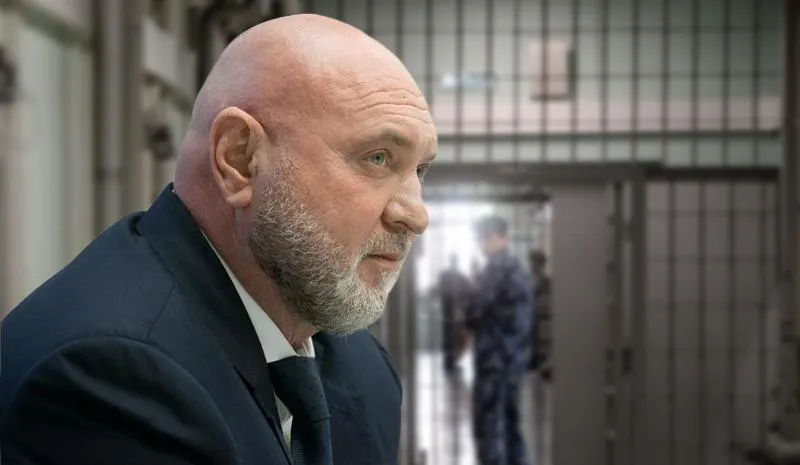 Суд в Красноярске отправил бывшего вице спикера Заксобрания Сергея Натарова и его сына Антона в колонию общего режима на 14 лет Их признали виновными в хищении почти 100 миллионов рублей на поставках в Игарку а также обязали выплатить штрафы по четыре миллиона рублей Несмотря на просьбы прокурора дать сыну политика 13 лет лишения свободы суд вынес более жесткий приговор Защита настаивает на невиновности осужденных и указывает на противоречия в экспертизах одна из которых вообще не нашла ущерба от их действий Подробнее на Бабре красноярск kras 24