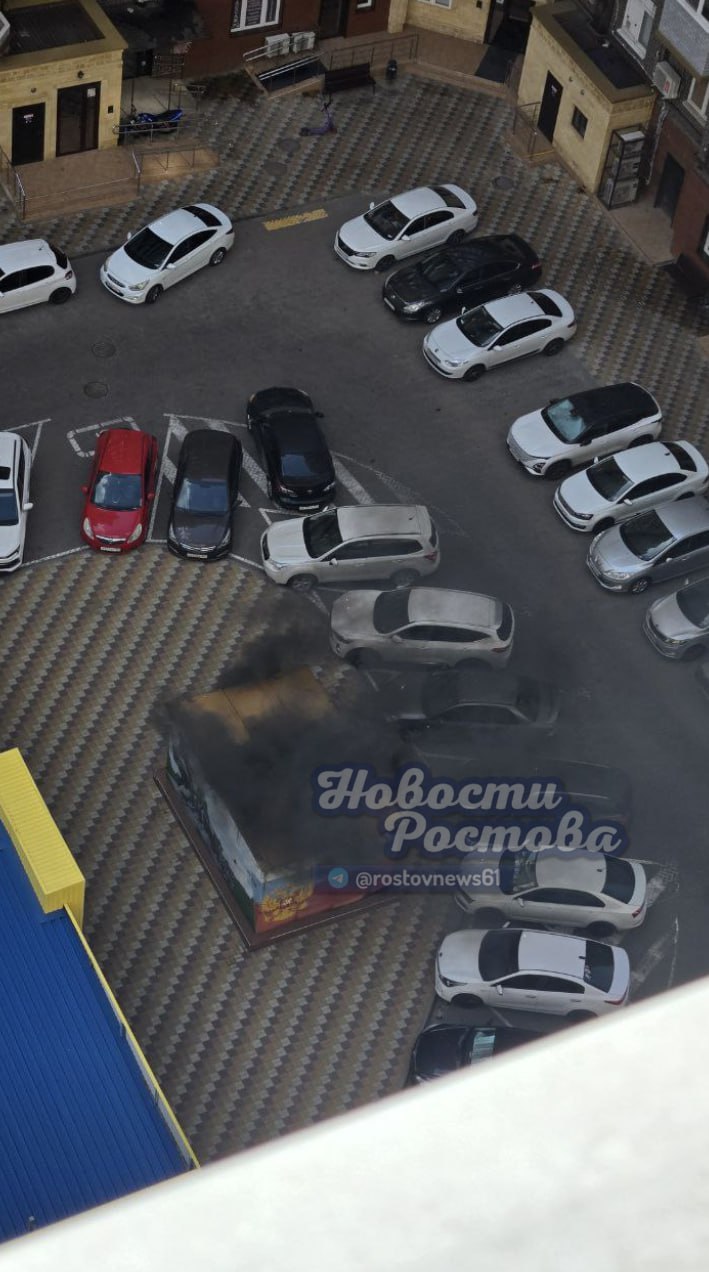 В жилом комплексе "Красный Аксай" произошло возгорание трансформатора, который не выдержал высоких температур. Пожар быстро ликвидировали, однако электроснабжение в ЖК до сих пор не восстановлено. Точные сроки возобновления подачи света пока не сообщаются. Подписаться на "Новости Ростова" Прислать новость
