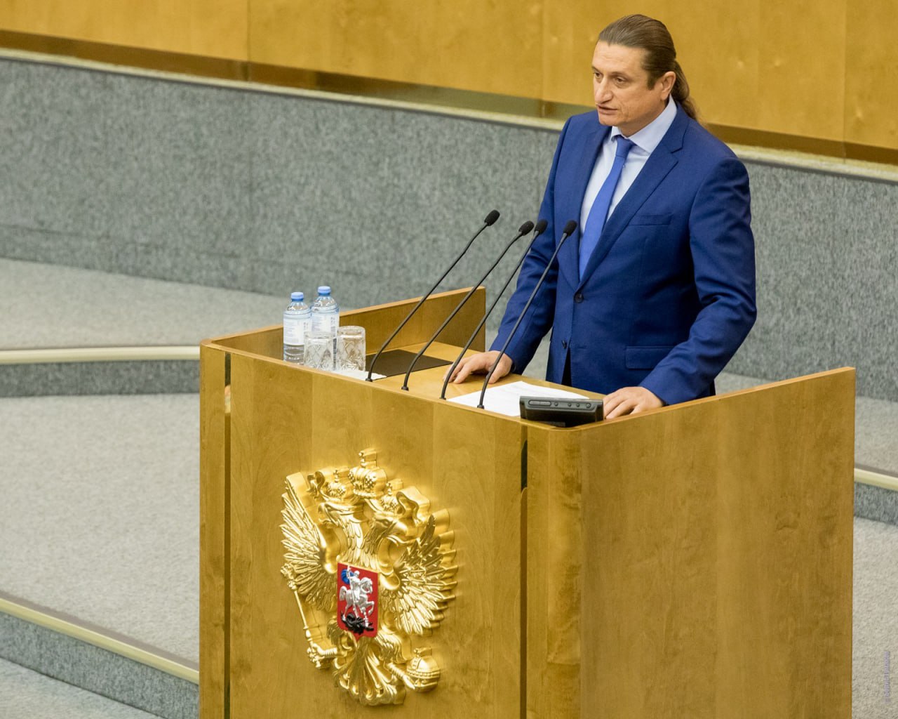 Новый закон побуждает резидентов воронежских ОЭЗ открывать рабочие места Российский парламент утвердил законопроект меняющий правила игры на территориях с особым налоговым режимом Документ призван подтолкнуть бизнесменов резидентов особых зон модернизировать свои предприятия увеличивать численность сотрудников поднимать оплату труда В Воронежской области насчитывается семь площадок с таким режимом В подготовке новых правил игры участвовал и депутат Госдумы от региона Сергей Чижов Территорий которых касается новый закон одобренный Советом Федерации в России десятки В их числе и особая экономическая зона ОЭЗ промышленно производственного типа Центр и территория опережающего социально экономического развития Павловск расположенные в Воронежской области Как рассказал депутат Госдумы от Воронежской области член комитета по бюджету и налогам Сергей Чижов проект прошел подробное обсуждение несколько раз рассматривался комитетом По итогам дискуссии с участием Минфина в документ вносились поправки У компаний зарегистрированных в налоговых оазисах зачастую формируется сверхдоходность прибыль скапливается на счетах Компании платят мало налогов но не спешат вкладывать свободные средства в развитие территории на которой они разместились В соответствии с новым законом размер льгот по уплате налогов будет зависеть от объема инвестиций от капитальных затрат резидента на строительство и оборудование расходов на научные разработки поясняет Чижов По словам депутата будут отслеживать такие важные параметры как прирост численности сотрудников расходы на оплату труда и т д Кроме Центра и Павловска в Воронежской области действует еще пять преференциальных территорий индустриальные парки государственные Масловский граничит с Центром Бобровский Лискинский и частные Перспектива и Воронеж Развитие таких площадок Чижов активно поддерживает в рамках работы над федеральным бюджетом и законодательными инициативами Подписаться на VRN Град