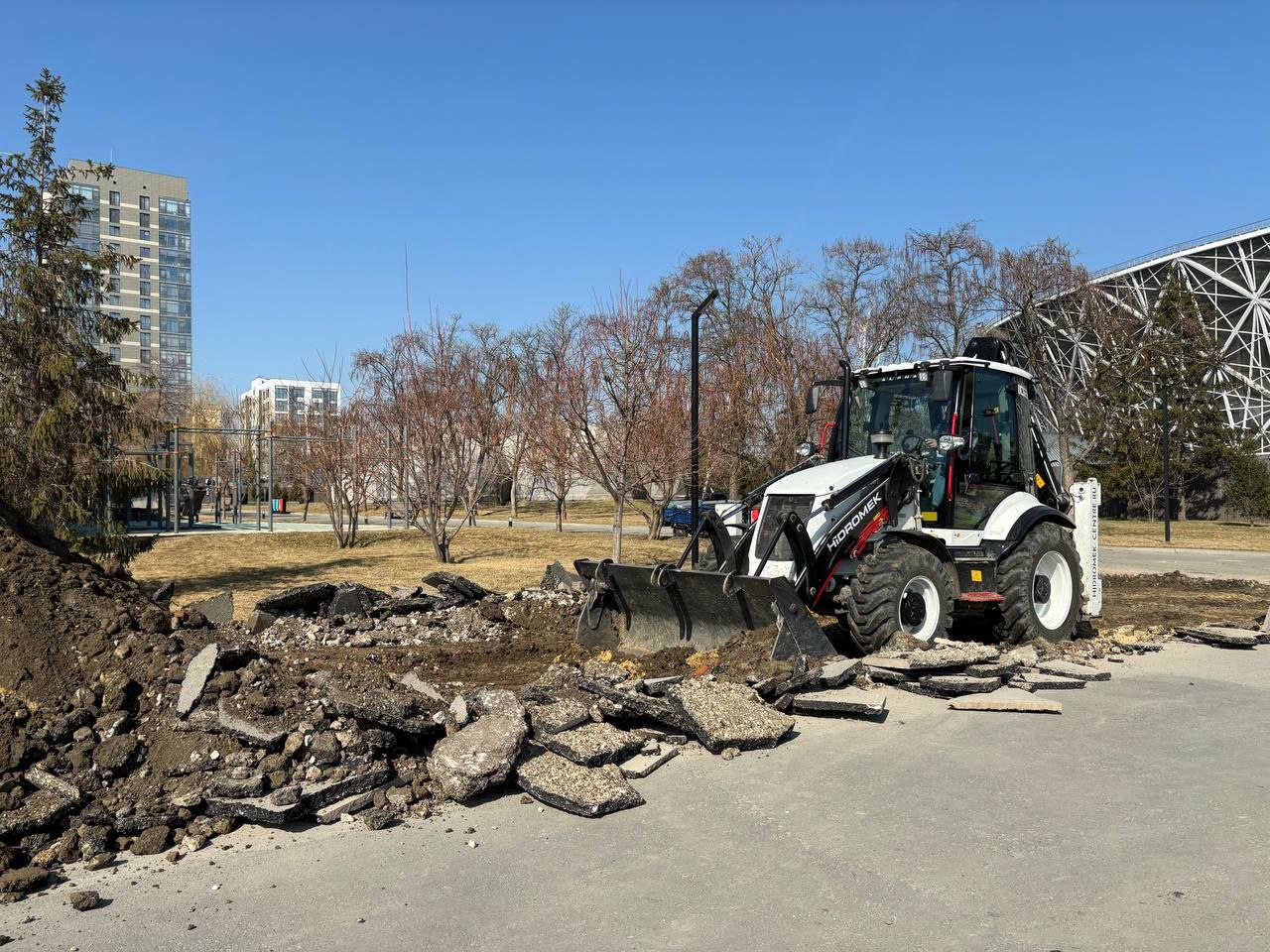 В Центральном парке ломают асфальт. Правда не везде, а на некоторых участках, например, рядом с аттракционом «Малый автодром». Вместо асфальт здесь будет больше зелени — газон и 10 крупномерных лиственных деревьев.   А в парке Баку тоже кипят работы. Там обновляют плитку на пешеходной зоне и восстанавливают спуски для маломобильных посетителей и посетителей с маленькими детьми. А ещё скоро здесь также займутся клумбами и будут высаживать растения.   Подписаться   Прислать новость