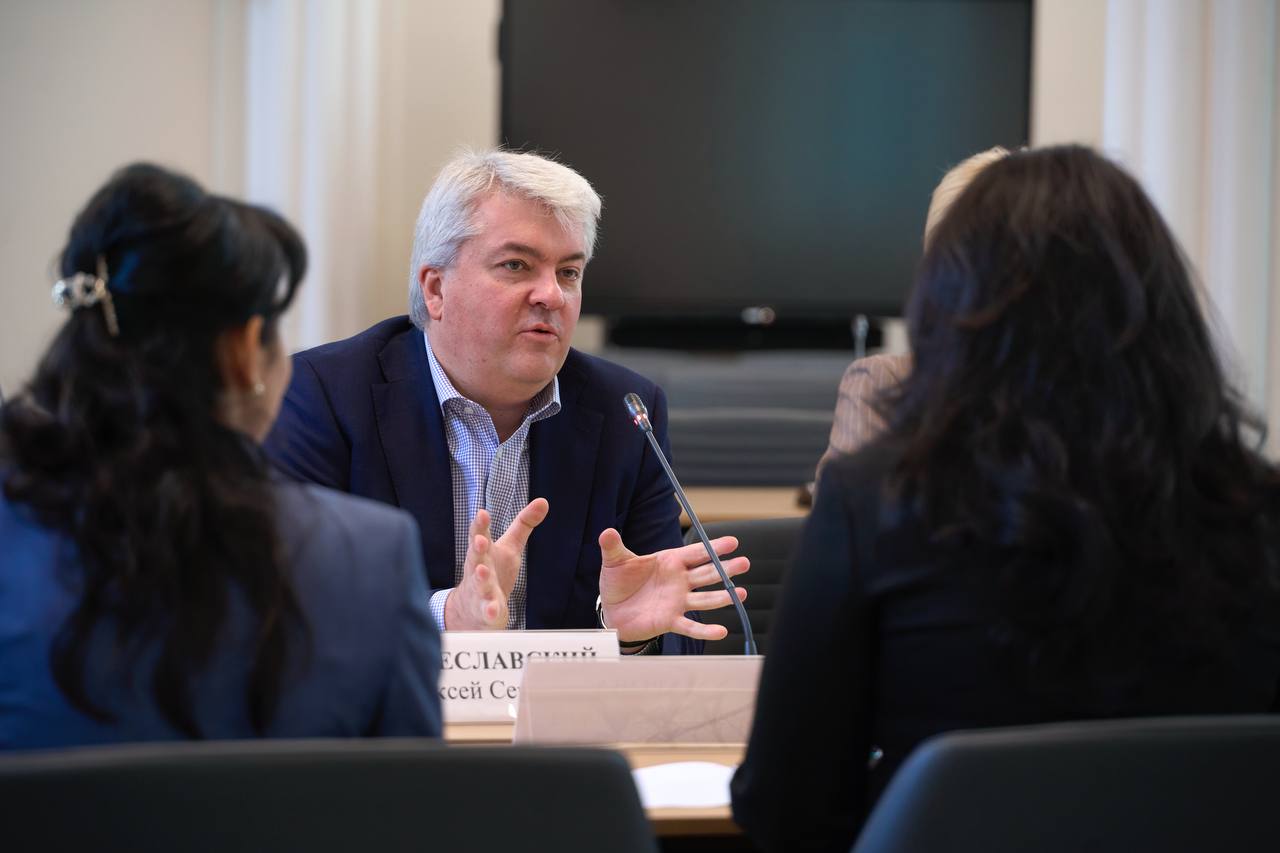 Россия и Узбекистан укрепляют образовательное сотрудничество В Москве прошла серия важных встреч с делегацией Узбекистана во главе с министром дошкольного и школьного образования Хилолой Умаровой Ключевые события визита: Встреча с Сергеем Новиковым Управление Президента РФ – обсудили развитие молодежной политики Переговоры с Алексеем Гореславским ИРИ – сотрудничество в создании детского контента Визит в «Движение Первых» – обмен опытом по работе с молодежью, включая проект «Школьные клубы дипломатии» участвуют 5 узбекских школ Доверительные отношения лидеров России и Узбекистана открывают новые возможности для совместных проектов