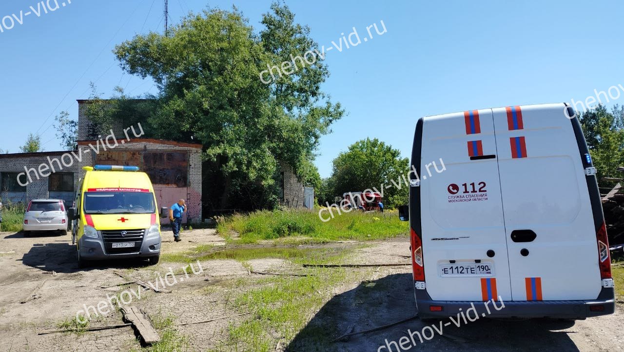 В Подмосковье парашютист неудачно приземлился на пилораму В Серпуховском округе парашютист совершил неудачную посадку после прыжка и получил травмы. Подробностями поделился источник «Чехов Вид». Всё случилось в деревне Грызлово. 49-летний мужчина совершал прыжок с парашютом и не рассчитал траектории. В результате его отнесло на крышу местной пилорамы. На место прибыл вертолёт подмосковного Центра медицины катастроф, чтобы оказать помощь. У пациента диагностировали множественные переломы, в том числе, нижних конечностей. Пострадавшего экстренно госпитализировали в больницу Подольска. Детали ЧП выясняются.