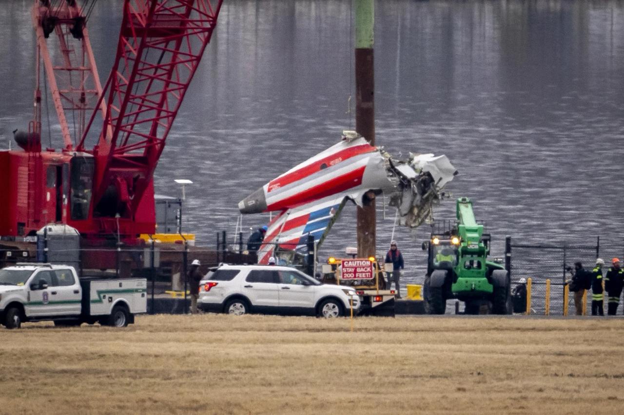 NTSB: Экипаж Black Hawk мог не услышать ключевую информацию от диспетчера перед столкновением  12 февраля 2025 года Национальный совет по безопасности на транспорте  NTSB  сообщил, что причиной столкновения военного вертолёта UH-60 Black Hawk и регионального самолёта Bombardier CRJ-700 а/к PSA Airlines  выполнял рейс American Airlines  в центре Вашингтона 30 января, согласно предварительным данным расследования, стала комбинация факторов, в том числе радиопомехи и ошибка в показаниях высотомеров.  Расследование показало, что за 17 секунд до катастрофы диспетчеры передали экипажу Black Hawk команду пропустить самолёт, но в этот момент кто-то из пилотов вертолёта зажал кнопку микрофона, заблокировав сигнал от диспетчера. Председатель Национального совета по безопасности на транспорте  NTSB  Дженнифер Хоменди заявила журналистам, что запись речевого самописца вертолёта Black Hawk предполагает, что "неполная радиопередача" могла оставить экипаж без понимания их дальнейших действий. В итоге они не услышали ключевые слова «пройти позади» и продолжили полёт, что привело к трагедии.  Дополнительную роль сыграло расхождение между радиовысотомером и барометрическим высотомером вертолёта — экипаж, руководствовуясь показаниями последнего, мог видеть на приборах неверную высоту. Радиовысотомер вертолёта показывал 278 футов, но барометрический давал иные данные. Такое расхождение могло дезориентировать пилотов.   Кроме того, экипаж Black Hawk в полёте использовал очки ночного видения, что существенно ограничивало обзор и глубину восприятия. Полёт был учебным — пилот проходил ежегодную проверку. Следователи полагают, что экипаж использовал ночные очки на протяжении всего полета.   NTSB продолжает анализировать данные бортовых самописцев и обломки. Предварительный отчёт ожидается к 1 марта. Эксперты не исключают и системных проблем: например, недостаточной координации между военными и гражданскими воздушными коридорами.  Окончательный отчёт по инциденту ожидается в течение года, но уже сейчас NTSB рассматривает возможность срочных рекомендаций для предотвращения подобных катастроф в будущем.    AviaNews