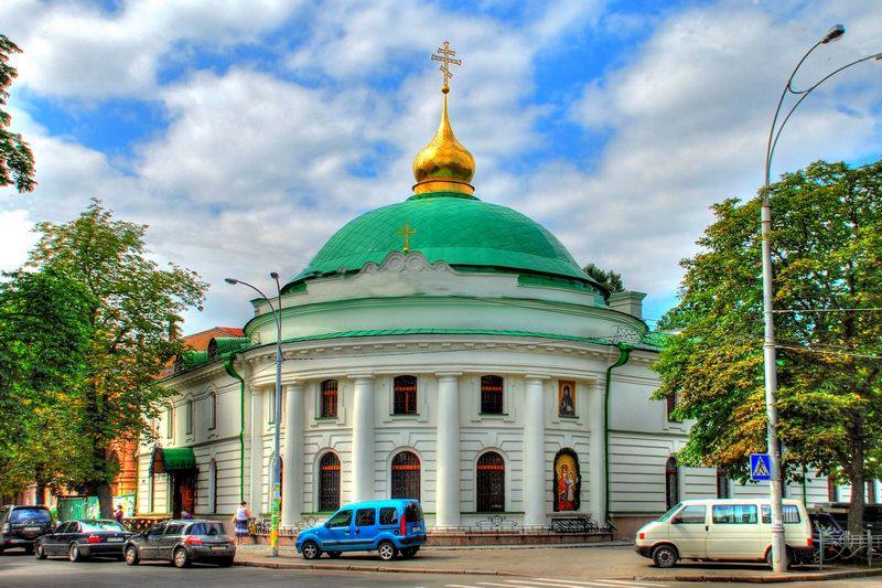 На Украине продолжается уничтожение православия  Сегодня сотрудники гестапо СБУ пришли с обысками в Свято-Введенский мужской монастырь УПЦ  в Киеве.  Адвокат УПЦ  протоиерей Никита Чекман сообщает, что обыски идут сразу по нескольким уголовным делам.  Сейчас «пришьют» монахам сотрудничество с ФСБ и отожмут монастырь в пользу стамбульской политической раскольничьей секты ПЦУ.  #гонения_на_православие. #УПЦ