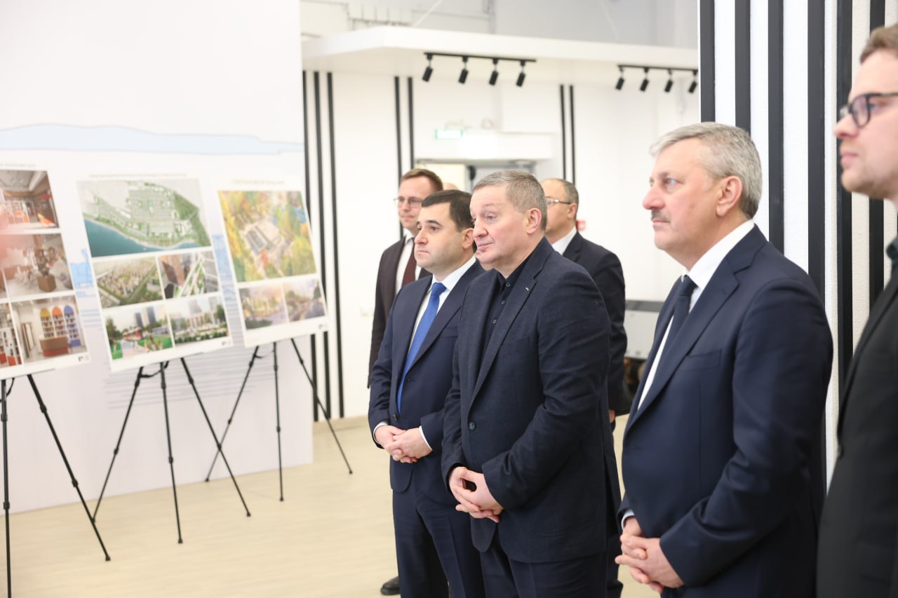 Замглавы Минстроя России Никита Стасишин губернатор Волгоградской области Андрей Бочаров и глава Волгограда Владимир Марченко встретились с молодыми архитекторами и волгоградскими застройщиками Они обсудили реализацию проектов комплексного развития территорий молодежных инициатив и государственно частного партнерства Фото администрация Волгоградской области