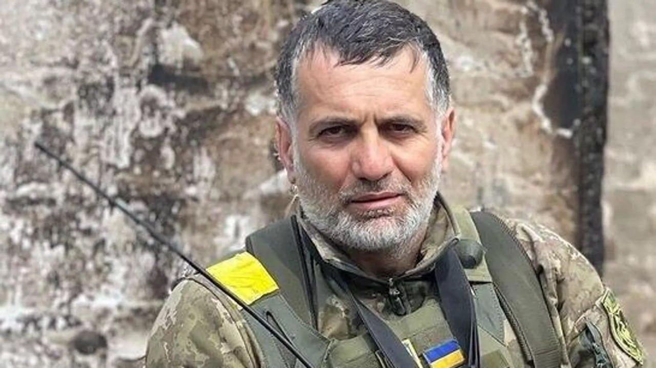 Уголовное дело об участие в деятельности террористической организации возбуждено против россиянина за участие в вооруженном конфликте против ВС РФ на территории Украины сообщили РИА Новости в пресс службе управления ФСБ России по Дагестану Источник РИА Новости в силовых структурах уточнил что речь идет о бывшем главном тренере сборной Дагестана по кикбоксингу Ахмеде Ахмедове В ноябре 2023 года против него возбудили уголовное дело по статье 275 УК РФ государственная измена Следственным отделом УФСБ России по Республике Дагестан возбуждено уголовное дело по признакам состава преступления предусмотренного частью 2 статьи 205 5 организация деятельности террористической организации и участие в деятельности такой организации сообщили в УФСБ