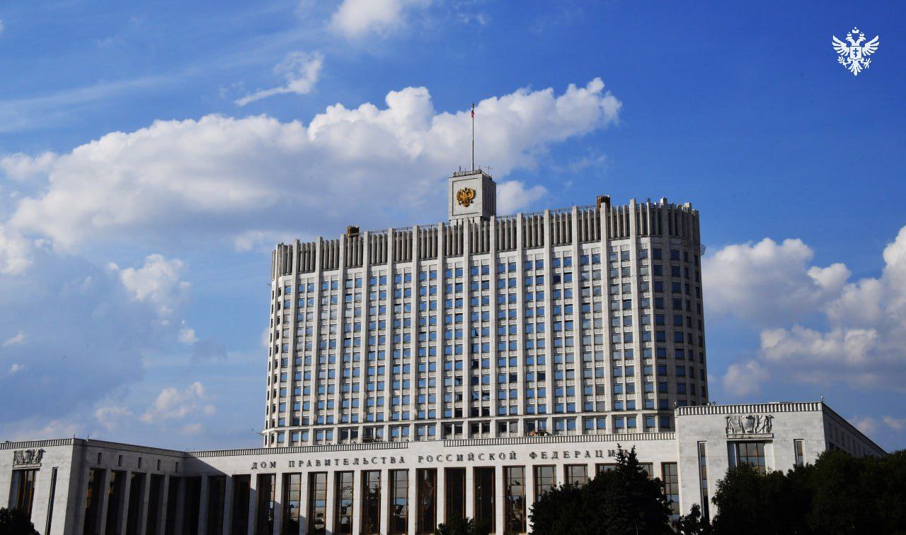 Михаил Мишустин утвердил состав правительственной комиссии по промышленности Премьер министр РФ Михаил Мишустин утвердил состав новой правительственной комиссии по промышленности важного органа который будет координировать промышленную политику страны Комиссию возглавит первый вице премьер Денис Мантуров Вместе с ним в неё вошли ещё 11 представителей ключевых федеральных министерств а также депутаты курирующие промышленность и торговлю Эта комиссия была создана в начале ноября 2025 года на базе ранее действовавшей правкомиссии по импортозамещению После преобразования её функционал расширился Теперь обновлённый орган будет координировать работу федеральных ведомств по вопросам развития промышленности и технологического суверенитета страны Сайт ВК ОК MAX Администрация Херсонская область VGA Kherson SALDO VGA