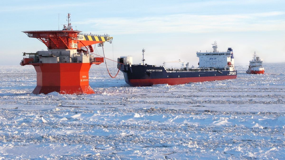 Поставки нефти в Азию через СМП снизились на 4 2 Объём экспорта сырой нефти в азиатском направлении по СМП в осенне летнюю навигацию в этом году составил около 1 83 млн тонн на 4 2 меньше чем в прошлом году При этом общее количество рейсов Мурманска Приморска Усть Луги и с морской платформы Приразломная в Печорском море осталось таким же 18 В 2024 году поставки по СМП увеличились на треть до 1 91 млн тонн однако по итогам этого года темпы роста не сохранились доля маршрута в российском экспорте остаётся ниже 1 Суммарный объём транспортировки нефти по акватории СМП за десять месяцев 2025 года составил 6 8 млн тонн минус 1 к уровню прошлого года Маршрут через восточный сектор СМП традиционно действует с середины июля до конца октября последний танкер прошёл арктический путь в самом конце октября Наибольшая часть объёмов в 2025 году пришлась на Усть Лугу 0 81 млн тонн доля Мурманска снизилась с 80 до 42 или 0 76 млн тонн объёмы отгрузок из Приморска составили около 0 2 млн тонн или 11 с платформы Приразломная порядка 0 06 млн тонн или 4 Основным направлением поставок остался Китай на него пришлось около 1 3 млн тонн В Южную Корею отправлено 0 2 млн тонн ещё столько же доставлено в порт Находку для дальнейшей перевалки Поставки из Мурманска остаются экономически выгодными но упираются в ограниченное количество танкеров ледового класса Учитывая что за год судов больше не стало скорее всего в следующем году статистика поставок нефти не изменится Нефтебаза