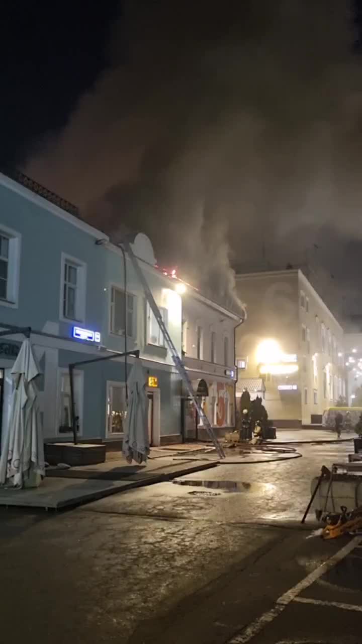 Пожар в центре Москвы: тушение крыши административного здания на Спартаковской площади