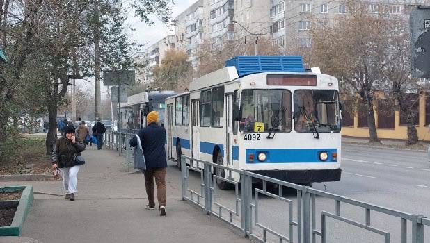 Барнаул 1 Дополнительные два миллиарда рублей получил Алтайский край для улучшения общественного транспорта Программа модернизации рассчитана на 2025 2030 годы А вот на ремонт трамвайных путей контактной сети троллейбусов и покупку автобусов выделят 2 1 млрд рублей За исполнение будет отвечать министр транспорта Андрей Подолян Подписаться Прислать новость