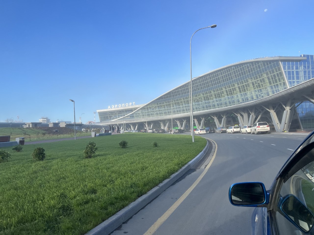 Искусственный интеллект помогает следить за безопасностью в аэропорту Южно Сахалинска В аэропорту Южно Сахалинска тестируют новую систему безопасности с элементами искусственного интеллекта Проект призван оптимизировать работу службы транспортной безопасности и повысить комфорт пассажиров Система видеоаналитики в реальном времени отслеживает пассажиропоток длину очередей и общую обстановку в терминале При необходимости персонал оперативно привлекает дополнительных сотрудников Особое внимание уделено потенциально опасным ситуациям нейросеть распознаёт брошенные предметы подозрительное поведение и случаи когда пассажиру может потребоваться помощь Сигналы мгновенно поступают на пульт диспетчера время реакции не превышает минуты Современные технологии позволяют нам максимально исключить человеческий фактор из работы службы Мы постепенно обновляем наше оборудование устраняем слепые зоны делаем досмотр ещё качественнее отметил начальник службы транспортной безопасности АО Аэровокзал Южно Сахалинск Валентин Лебедев В 2026 году планируется второй этап проекта В его рамках установят биометрические терминалы для контроля доступа пассажиров и сотрудников что позволит усилить безопасность и ускорить прохождение через зоны транспортной безопасности