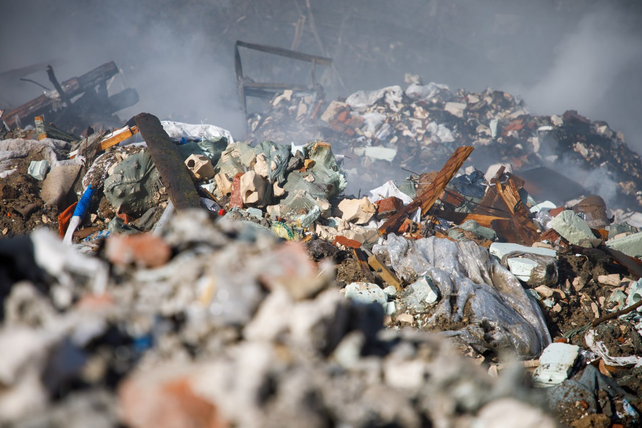 В Волгограде резко выросли штрафы за свалку строительного мусора С 1 января вступили в силу поправки в региональный кодекс об административной ответственности устанавливающие огромные штрафы за нарушение правил обращения с отходами строительства реконструкции капитального ремонта сноса объектов капитального строительства элементов благоустройства территорий Пакет поправок был принят на заседании областной думы летом прошлого года однако вступление их в силу было разнесено во времени Подробности в нашем материале