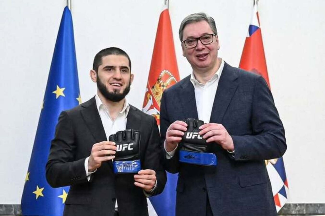 Ислам Махачев подарил президенту Сербии перчатки с боя в котором стал двойным чемпионом UFC Действующий обладатель чемпионского титула UFC в полусреднем весе Ислам Махачев встретился с президентом Сербии Александром Вучичем в рамках официального визита в страну посвященного вопросам развития единоборств Вучич пожелал Махачеву продолжать побеждать и достигать самых больших целей как в октагоне так и в жизни