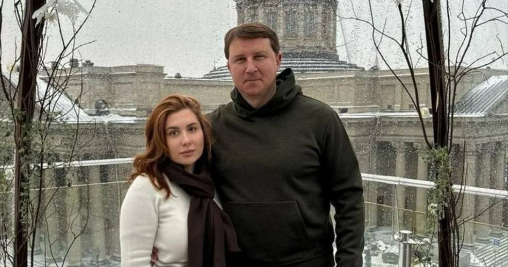 Экс мэру Сочи Алексею Копайгородскому и его супруге Янине продлили арест на полгода по делу о коррупции Экс главу Сочи задержали 25 сентября 2024 года в зоне спецоперации В тот же день его арестовали эта мера пресечения неоднократно продлевалась Супругу Копайгородского также задержали в ноябре 2024 года позже отправили под домашний арест а затем перевели в СИЗО Янина обвиняется в пособничестве и подкупе свидетелей Она передала 500 тыс рублей одному из свидетелей чтобы склонить его к даче ложных показаний Также ей вменяют принуждение другого свидетеля под угрозой причинения вреда здоровью Помимо обвинений в получении четырех особо крупных взяток посредничестве во взяточничестве и в растрате Копайгородским вменяют совершение трех преступлений по легализации денежных средств добытых преступным путем Сумма легализованных супругами средств превышает 104 млн рублей Свою вину они не признают Генпрокуратура РФ 29 октября подала иск о конфискации имущества экс мэра его родственников а также связанных с ними физлиц и организаций В перечень были включены пять автомобилей Mercedes и 77 объектов недвижимости среди которых элитные объекты в непосредственной близости от Эрмитажа в Санкт Петербурге Перейти в наш канал МАХ Подпишись поделись krasnodarkray1 Прислать видео новость