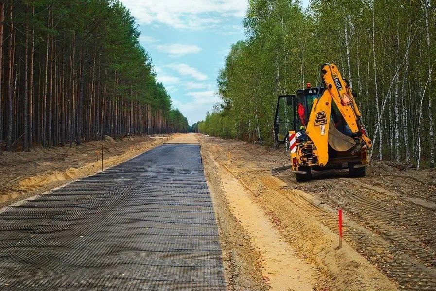 Госдума приняла закон разрешающий строительство дорог в водоохранных зонах для создания объектов отдыха Закон разрешает на время строительства рекреационных объектов в водоохранных зонах устраивать временные дороги с их последующей рекультивацией также для туристических объектов в национальных парках построенных до 1 сентября 2023 г допускается эксплуатация по старым правилам Остальные запреты сброс стоков применение пестицидов размещение АЗС сохраняются без изменений Подписаться на PRO transport