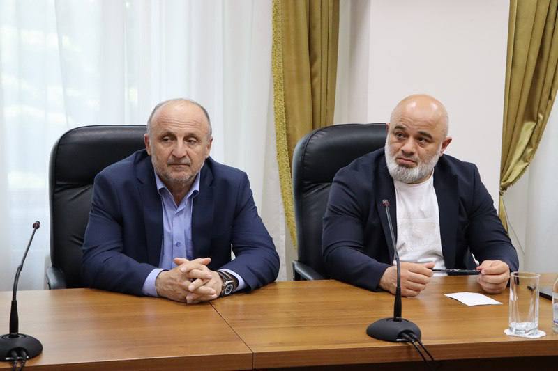 Вместе с депутатами Народного Собрания Ингушетии и представителями общественности республики обсудили ситуацию, сложившуюся вокруг кладбища в селении Ир.  Рассказал собравшимся о работе, проводимой Миннацем по урегулированию этого вопроса.   Мы со своей стороны, неоднократно общались с коллегами из РСО - Алания, которые заверили, что никаких запретов на захоронения с их стороны нет. Однако важно соблюдать требования законодательства. В действующем нормативном акте РСО-Алания указан запрет на самовольные захоронения. Это означает, что жителям села необходимо обращаться в администрацию населенного пункта или к смотрителю кладбища, чтобы сообщить о смерти родственника и намерении его похоронить. Это позволит определить место захоронения и избежать возможных проблем. Также хотелось бы, чтобы мы понимали, что эти меры относятся не только к ингушскому кладбищу, это общие требования ко всем жителям села.   Остальные вопросы и возможные проблемы мы также прорабатываем совместно с властями РСО-Алания.   Обращаюсь к общественности республики! Прошу не разжигать межнациональную рознь и быть аккуратными в комментариях.