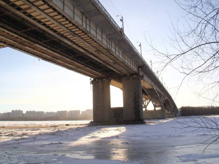 Мост имени 60-летия ВЛКСМ ждет инженерная операция.  Пролетное строение будут поднимать гидравлическими домкратами и переставлять на специальные тумбы.   Из-за вибрационной нагрузки на период весенне-летних работ введут полный запрет на движение грузового транспорта по мосту.  Подписаться \ Прислать новость