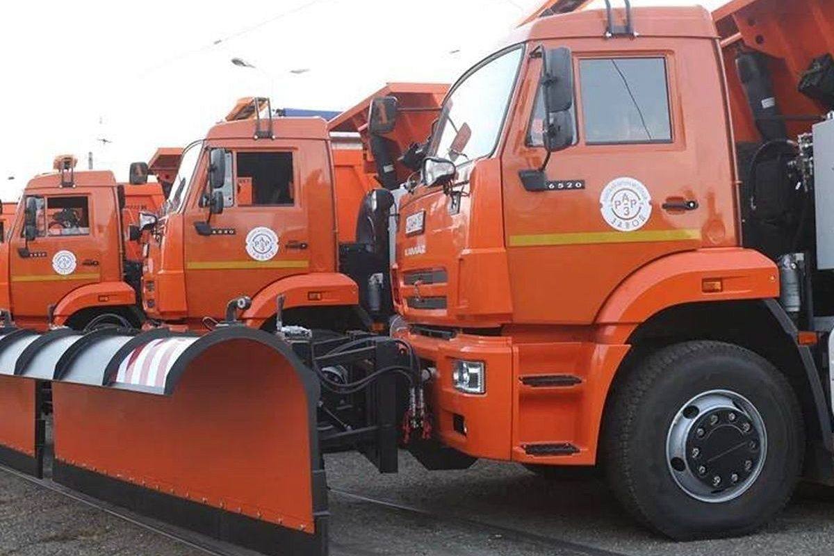 В Краснодаре подготовили спецтехнику к непогоде она будет дежурить у мостов и путепроводов Ночью температура опустится ниже нуля а утром начнётся дождь с мокрым снегом Уже вечером 1 февраля машины готовы выйти на дороги и при необходимости обработать их Кубанские Новости Мы в MAX