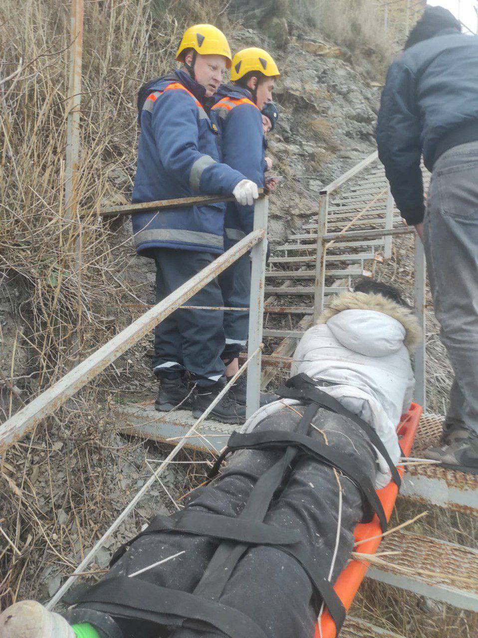 В Анапе женщина сорвалась с обрыва.  Это произошло сегодня в районе спуска 300 ступеней.  Оперативному дежурному ЕДДС поступила информация о том, что женщине требуется помощь.   "Специалисты "Службы спасения", прибыв на место вызова, после осмотра пострадавшей медиками, на носилках транспортировали её к автомобилю СМП", - сообщает     Берегите себя и не добавляйте работы спасателям и медикам!  Анапское Черноморье