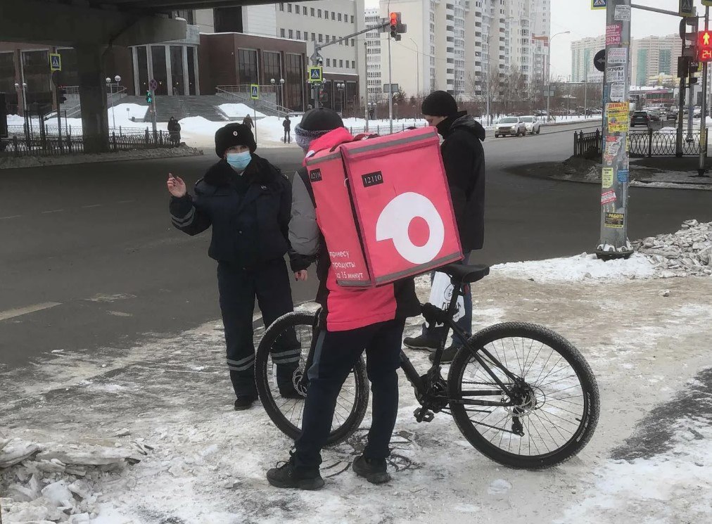 «Велокурьер» попал под радары: в 2025 году в отношении велокурьеров оформлено уже более 4 тыс. штрафов — и это только по Москве.    75% курьерских электровелосипедов в Москве — собственность самих курьеров: именно эти транспортные средства чаще попадают под контроль ГИБДД и изымаются для экспертизы;    Остальные 25% — транспортные средства, которые выдают курьерам компании  например, «Яндекс» , или арендованные электровелосипеды;    У них, как правило, мощность ограничена 0,25 кВт, скорость — 25 км/ч., к таким курьерам, как правило, вопросов со стороны ГИБДД не возникает.  В ассоциации МАКС считают, что лимит мощности, при превышении которой электровелосипед начинает считаться водителем мопеда, нужно поднимать с 0,25 до 1 кВт — это уже необходимо для перевозки тяжелых сумок, для более легкой езды при подъеме в гору или перевозке груза  Предложения по изменению ПДД будут направлены в МВД России от бизнеса и ассоциации МАКС.