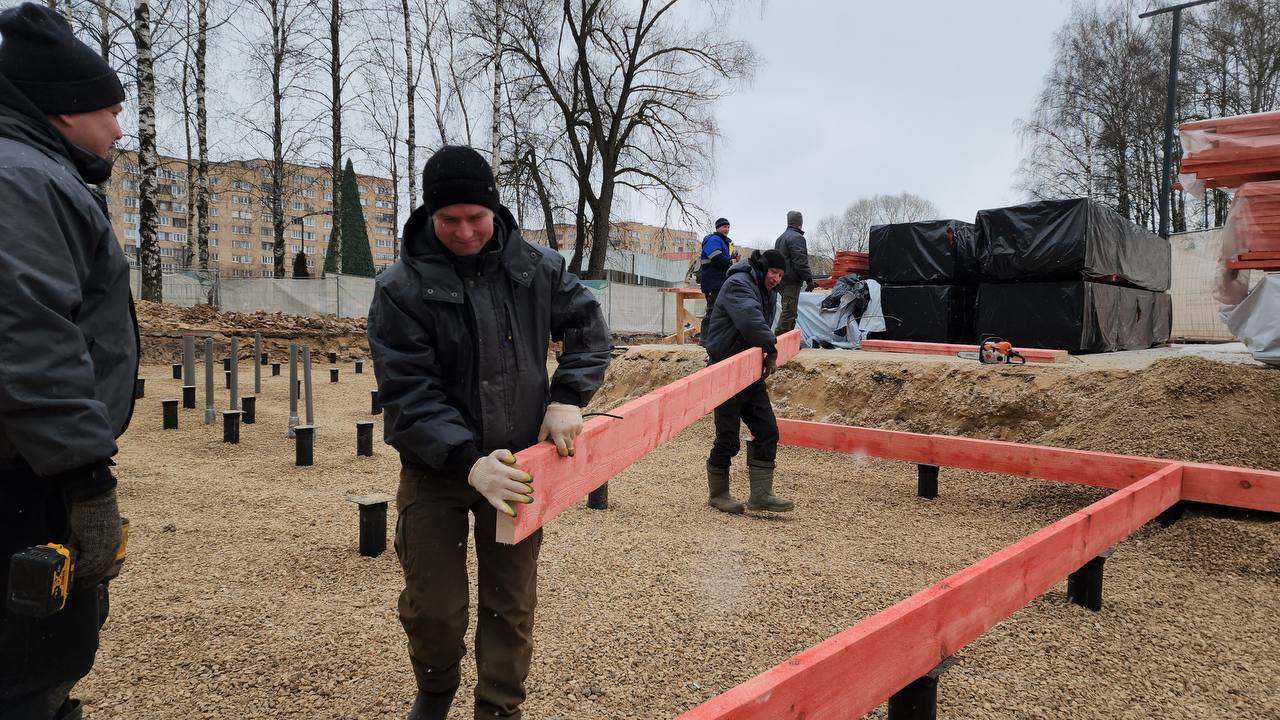 В Центральном парке строят новое кафе  Пока вы собираетесь на хоккей, рассказываем о том, что же такое огорожено рядом с катком. А это идёт стройка нового кафе, которое планируют открыть уже летом.