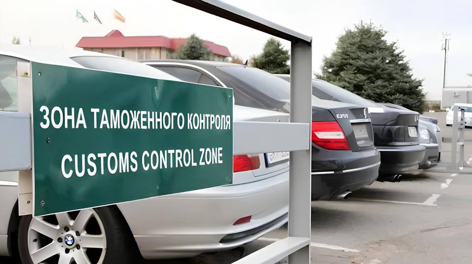 Уссурийской транспортной прокуратурой пресечена практика немотивированных отказов в выпуске транспортных средств за границу при прохождении таможенного контроля Уссурийской транспортной прокуратурой проведена проверка по обращению предпринимателей, осуществляющих международные перевозки, о несоблюдении сотрудниками таможни требований законодательства при отказе в пропуске транспортных средств через государственную границу. Установлено, что в случае выявления работниками таможенного поста Международный автомобильный пункт пропуска Пограничный Уссурийской таможни нарушений при проведении транспортного контроля выезд автомобилей с территории Российской Федерации запрещался на основании устного указания инспектора таможни. Документы, содержащие обоснование принятого решения, водителям большегрузов и их работодателям, включенным в реестр таможенных перевозчиков, не вручались и не направлялись. Транспортным прокурором начальнику Уссурийской таможни внесено представление, по результатам рассмотрения которого два сотрудника привлечены к материальной ответственности. В целях недопущения выявленных нарушений должностными лицами таможенного поста повторно изучены требования действующего законодательства. Решения о запрете выпуска транспортных средств международной перевозки с таможенной территории теперь выдаются в письменном виде. Пресс-релиз подготовлен Уссурийской транспортной прокуратурой.