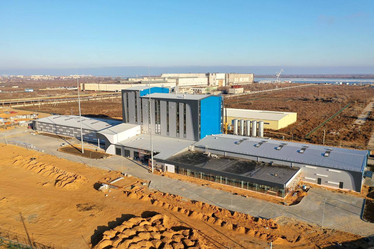 В Астраханской области запустят первый в России завод моющих средств от иранского холдинга Предприятие Роза уже строится в ОЭЗ Лотос и должно начать работу в начале 2027 года Инвестиции в проект превышают 1 2 млрд рублей Основной корпус уже готов завершено строительство административно производственного здания На подходе склады и монтаж инженерных систем Завод станет локальным производителем востребованной бытовой химии и позволит снизить зависимость от импорта