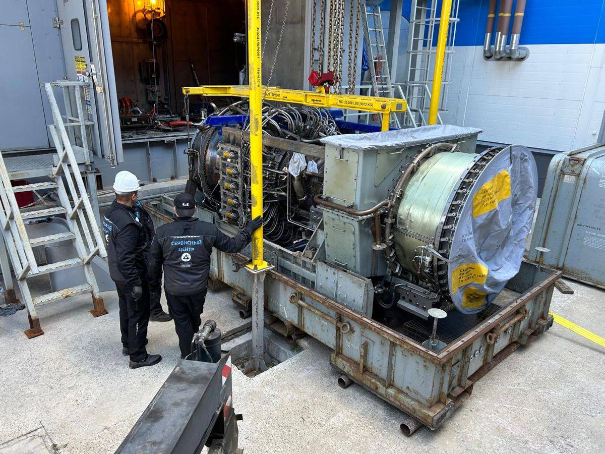 Сервисный центр Росатома полностью заместил иностранный сервис газовых турбин GE и Siemens В РИР Энерго входит в дивизион госкорпорации Росатом Инфраструктурные решения освоили полный цикл ремонта и обслуживания зарубежных газотурбинных установок За 2025 год сотрудники сервисного центра компании провели около 100 работ различной сложности от бороскопических обследований и планового техобслуживания до средних и капитальных ремонтов а также устранения внеплановых дефектов Результаты работы показывают что курс на полную локализацию сервиса газовых турбин был верным Нам удалось не просто обеспечить стабильную выработку электроэнергии но и заметно повысить надежность работы ГТУ количество неплановых ремонтов сократилось Сейчас обслуживание ведется в штатном предсказуемом режиме без зависимости от внешних факторов отметил директор центра Александр Иконников Подписывайтесь на Росатом Оставляйте бусты новость РИР