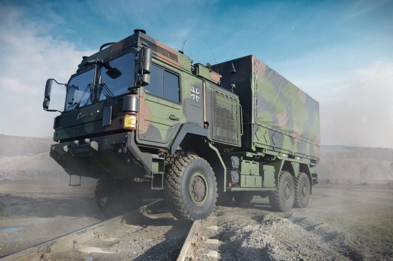 Концерн Rheinmetall показал рекордные результаты за первое полугодие 2025 года: выручка выросла на 24% до 4,73 млрд евро, а операционная прибыль до 475 млн евро.  Как сообщает компания, основной вклад по-прежнему вносит военное направление, особенно поставки бронетехники, боеприпасов и систем связи для Бундесвера, Украины и стран НАТО.  Продажи в сегменте военной колесной и гусеничной техники выросли на 46%, в боеприпасах на 26%, а в области цифровых решений и ПВО сразу на 46%.   Компания также ожидает рост выручки по итогам года на 25-30% и улучшение операционной маржи до 15,5%.   Несмотря на снижение заказов по сравнению с аномально высоким уровнем прошлого года, общий портфель заказов вырос до рекордных 63 млрд евро.   Особенно значимыми стали новые контракты на артиллерийские боеприпасы калибра 155 мм и системы связи.  Rheinmetall продолжает активно инвестировать в расширение производственных мощностей, в том числе в крупнейший завод по выпуску артиллерийских боеприпасов и в завод по производству компонентов для истребителей F-35.