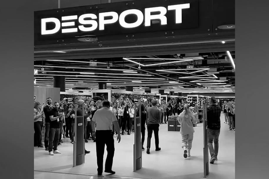 Сеть Desport из 29 магазинов сократилась примерно на 17%  Владелец сети «Октоблу» перестал платить крупным арендодателям, говорили эксперты в апреле. Компания получила за 2024 год 5 млрд руб. выручки при 3 млрд руб. убытках. Отсутствие серьезных рекламных инвестиций и уникального торгового предложения, которые были у французского предшественника, стало причиной финансовых трудностей, пишут Ведомости.  С февраля 2025 сеть закрыла, как минимум, 5 магазинов. Сеть из 29 магазинов сократилась примерно на 17%. С начала года к владельцу сети «Октоблу» было подано 104 иска на 713 млн руб., что в 7,7 раз больше, чем за весь 2024 год. Часть претензий – задолженности по аренде.  Закрылись точки в подмосковном «Зеленопарке», Алтуфьво  Москва , Самаре, Ногинске, петербургском «Охта молле». Вместо Desort в Охта молле уже арендовал площадь «Спортмастер про». Он может быть и претендентом на другие места, но некоторые помещения из-за замедления темпов развития fashion могут простоять до года.  ™  Fashion retail