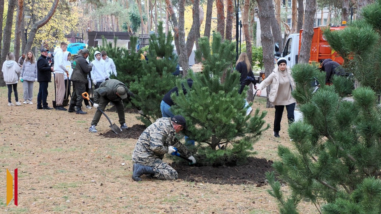 Более 100 тыс человек вышли на субботник в Воронежской области Из них 43 056 человек убрали улицы в Воронеже Сотрудники органов власти предприятий и неравнодушные жители региона ликвидировали свалки вывезли мусор высадили деревья и кустарники спилили сухостой привели в порядок памятные места и кладбища Подписывайтесь на канал РИА Воронеж в Max