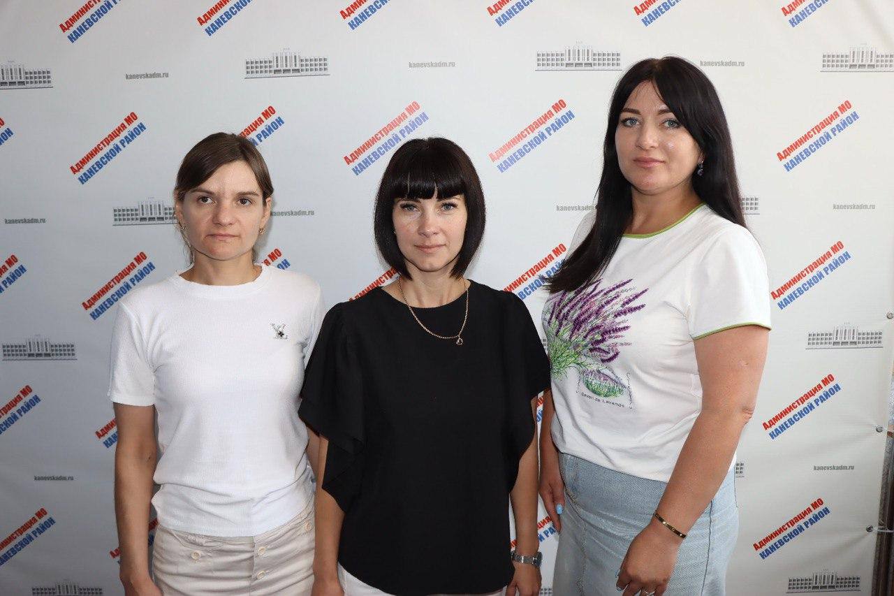 Сотрудники отдела по обеспечению деятельности КПДН и ЗП приняли участие в пленарном заседании в Краснодаре  Сотрудники отдела  по обеспечению деятельности комиссии по делам несовершеннолетних и защите их прав администрации Чаплынского муниципального округа приняли участие в пленарном заседании в Краснодаре.  Мероприятие организовано Министерством труда и социального развития Краснодарского края.  Чаплинский муниципальный округ представили начальник отдела  по обеспечению деятельности комиссии по делам несовершеннолетних и защите их прав Наталья Маркина и главный специалист  отдела Светлана Маслаган.  Участники заседания обсудили актуальные вопросы в сфере защиты прав несовершеннолетних и обменялись опытом, уделив особое внимание межведомственному взаимодействию и совершенствованию деятельности комиссий.  Также специалисты КДН и ЗП Чаплинского муниципального округа Херсонской области стали гостями на заседании комиссии по делам несовершеннолетних и защите их прав администрации Каневского района.