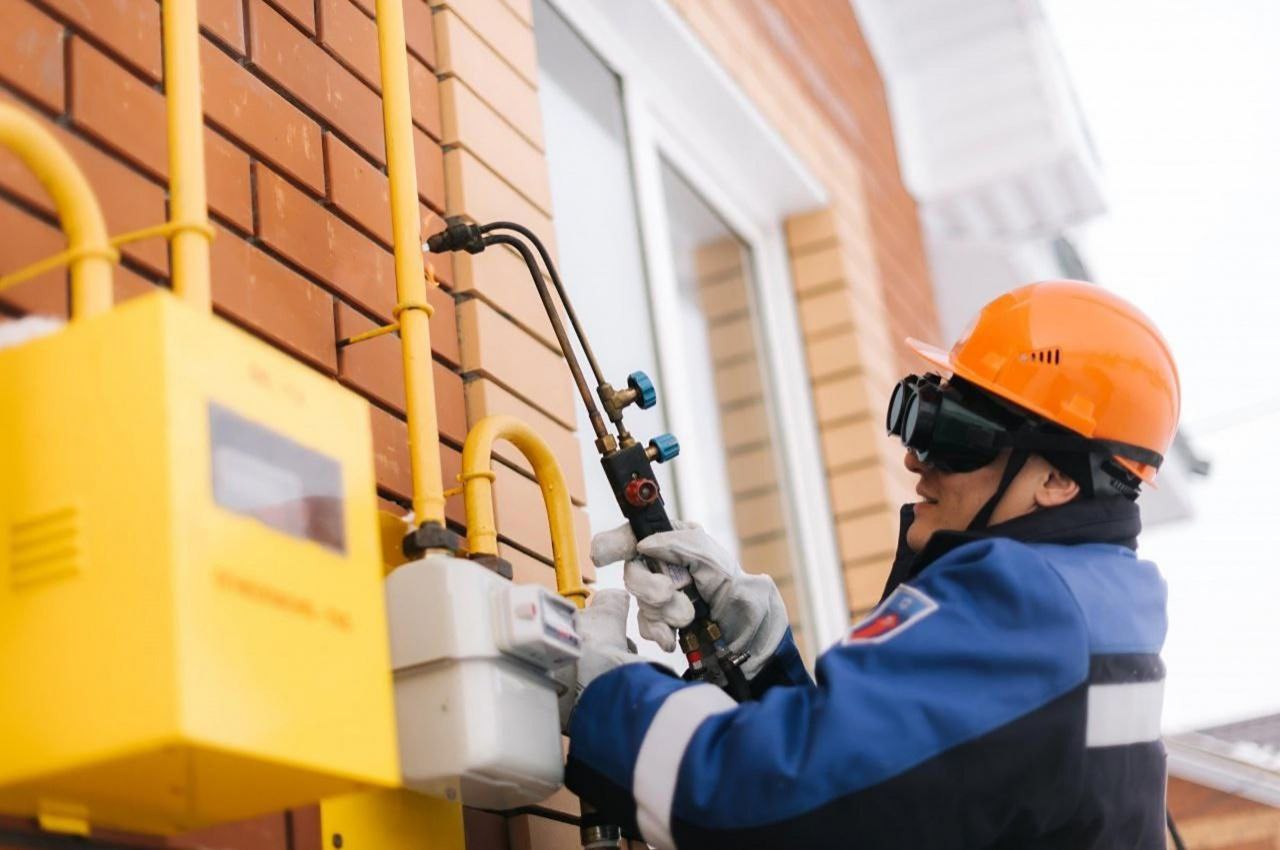 Программа догазификации в Анапе набирает обороты Анапа остаётся лидером на Кубани по реализации президентской программы социальной догазификации. По поручению губернатора Краснодарского края Вениамина Кондратьева работы ведутся во всех сельских округах, и программа уверенно идёт по графику. Газ пришёл во многие населённые пункты: хутора Вестник, Большой и Малый Разноколы, новые жилые районы Гостагаевской, Супсеха, Пятихаток, Цибанобалки, Витязево, Уташа, Песчаного, Джигинки, Юровки, Красного Кургана и др. Социальные объекты также подключаются к газу: в 2025 году в работе находятся 13 школ, детских садов и медучреждений, пять уже подключены, ещё шесть — на финальной стадии. С начала действия программы в Анапе: • принято 11,5 тыс. заявок; • заключено 9 тыс. договоров; • газ подведён к 8 тыс. участков; • подключено более 4 тыс. домовладений. На 62-й сессии Законодательного Собрания края губернатор Вениамин Кондратьев сообщил о дополнительном выделении 370 млн рублей на компенсации и субсидии. Общий объём финансирования догазификации в 2025 году достигнет почти 1 млрд рублей. Поддержку получают многодетные семьи, ветераны, инвалиды, пенсионеры, участники СВО и их семьи — всего около 20 льготных категорий. Размер выплат: • компенсации — до 115,2 тыс. рублей; • субсидии — до 109,2 тыс. рублей. С 2022 года поддержку получили более 20 тыс. семей Кубани. В Анапе в 2023 году помощь получили 370 домовладений 33,6 млн руб. , в 2024 году — уже 627 домовладений 64,3 млн руб. . В 2025 году на Кубани планируется построить свыше 90 км газопроводов.