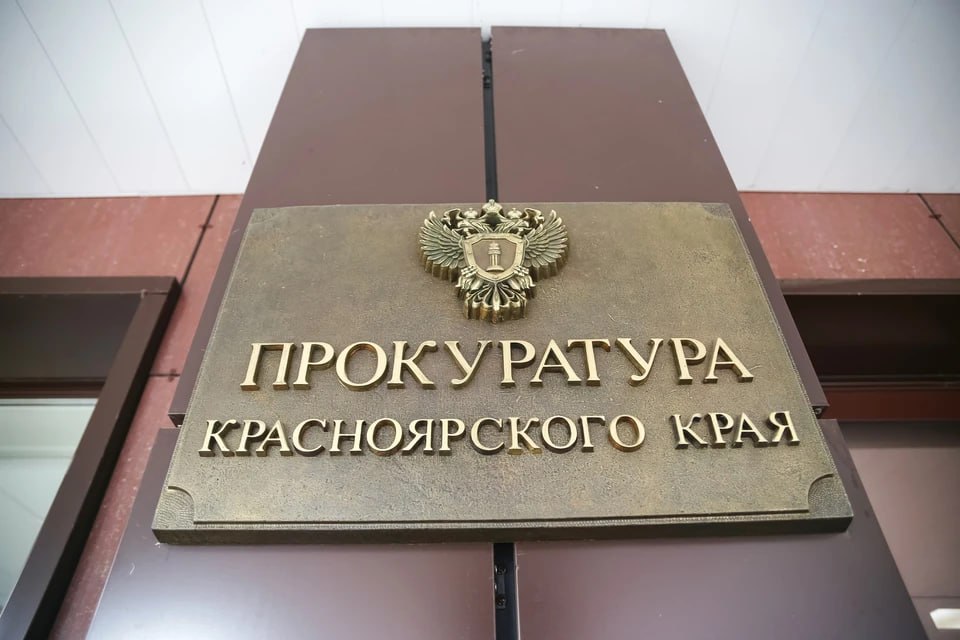 В Красноярске «мастер» обманул клиентов на 2,5 миллиона рублей. Мужчина умудрился целых пять лет зарабатывать на обещаниях изготовить мебель и сделать ремонт. Для убедительности даже заключал "договоры" и показывал якобы свои "производственные мощности". Но в итоге ничего не делал и "кормил" клиентов разными отговорками. Они обратились в суд. Вот какое наказание ждет обманщика.
