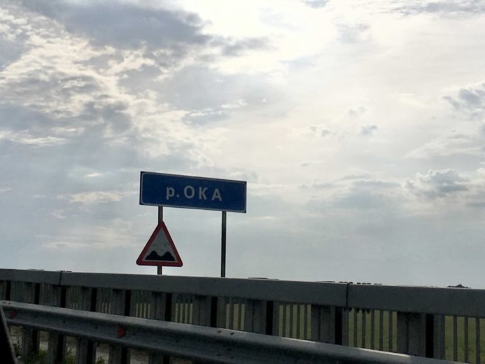 Павел Малков: Построить мост – половина дела, важно правильно спроектировать дорожные потоки На прямой линии с губернатором Павлом Малковым жительница села Дядьково сообщила, что граждане обеспокоены изменениями, которые ждут село в связи со строительством моста-дублера через реку Ока. «Построить мост – это половина дела, хотя и очень важная, но нужно еще и правильно спроектировать все транспортные потоки, обустроить подъездные пути, поэтому уже сейчас ведётся проектирование всех соответствующих путей, – сообщил глава региона. – Будет расширение улицы, там, где необходимо, будет установлен защитный экран, поэтому во время строительства моста и какое-то время после него, конечно, будем достраивать транспортную инфраструктуру». Глава региона также отметил, что тема ремонта старого моста через Оку стоит на повестке. «К сожалению, мост разрушается быстрее даже чем можно было предположить. Отремонтировать его в текущем состоянии невозможно, как я уже не раз говорил, там необходимо полностью разбирать два ...