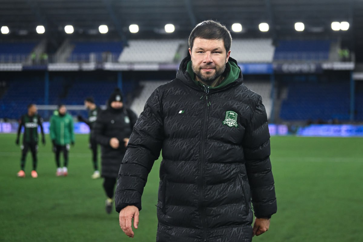 РПЛ назвала лучшего тренера октября Возглавляющий Краснодар Мурад Мусаев стал обладателем приза лучшему тренеру октября в Российской премьер лиге РПЛ Мусаев выиграл голосование экспертов лиги в то время как комментаторы Матч ТВ выбрали лучшим Михаила Галактионова Локомотив а болельщики Фабио Челестини ЦСКА В таких ситуациях приоритет получает выбор экспертов лиги отметили в РПЛ Краснодар единственная команда РПЛ ни разу не проигравшая в трех турах октября Кубанский клуб обыграл всухую Ахмат 2 0 махачкалинское Динамо 2 0 и Рубин 1 0 и вернулся на первое место в таблице Краснодар Подписаться на РБК Спорт