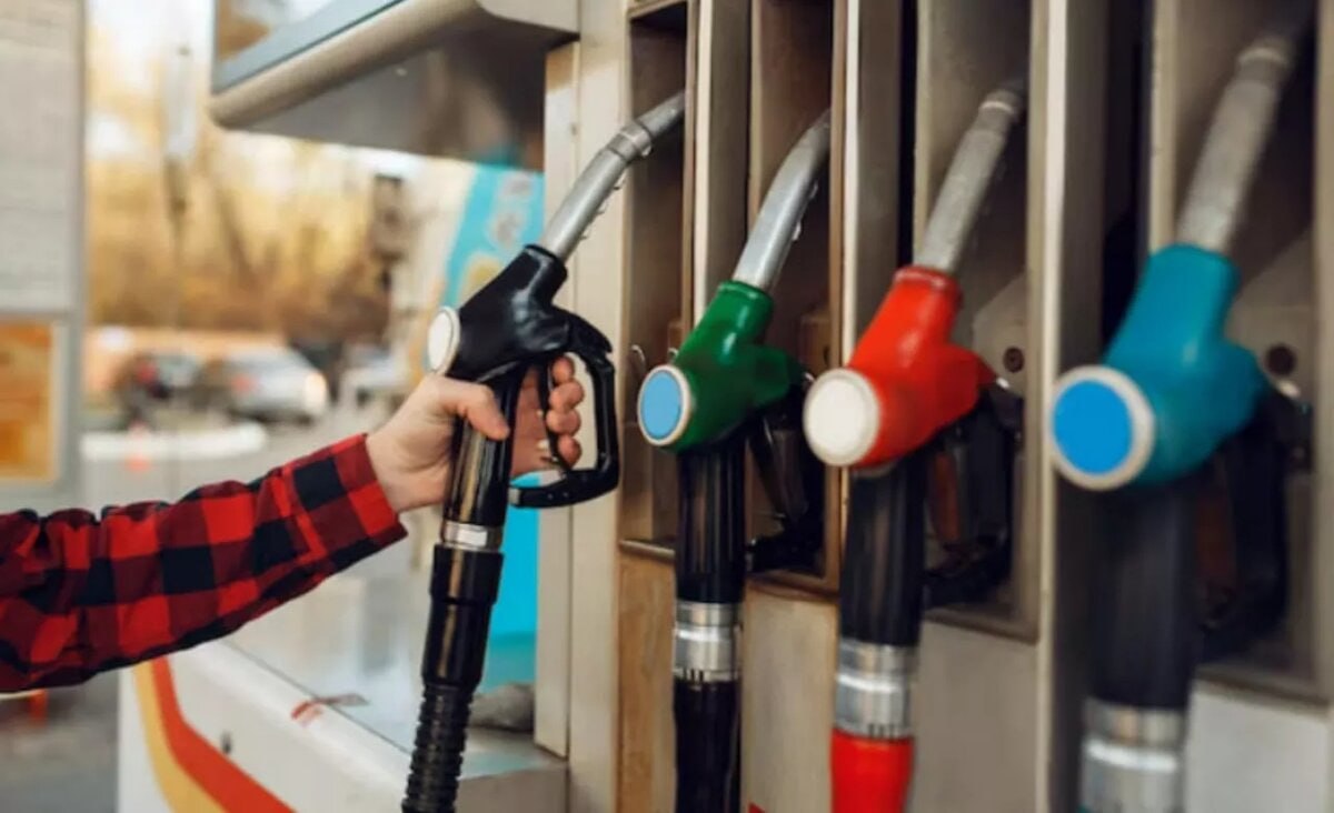 В России многодетным семьям могут ввести льготы на бензин Утильсбор это вряд ли компенсирует но хоть что то О разработке топливных карт для многодетных пишут Известия со ссылкой на письмо в аппарат правительства первого заместителя главы Минэнерго Павла Сорокина Нефтегазовые компании признают важность инициативы но опасаются что администрировать новую систему скидок будет сложно Также нет понимания кто покроет расходы на топливо и как следить за мошенниками которые будут пытаться пользоваться льготами не имея статуса многодетных Ещё один вопрос волнующий владельцев АЗС наличие официального механизма идентификации граждан относящихся к категории многодетных семей При этом по мнению заместителя председателя комитета Госдумы по энергетике Юрия Станкевича ввод дополнительных карт лояльности никак не скажется на экономических показателях отрасли А с точки зрения имиджа сыграет в плюс поддержка института семьи сейчас одно из ключевых направлений политики