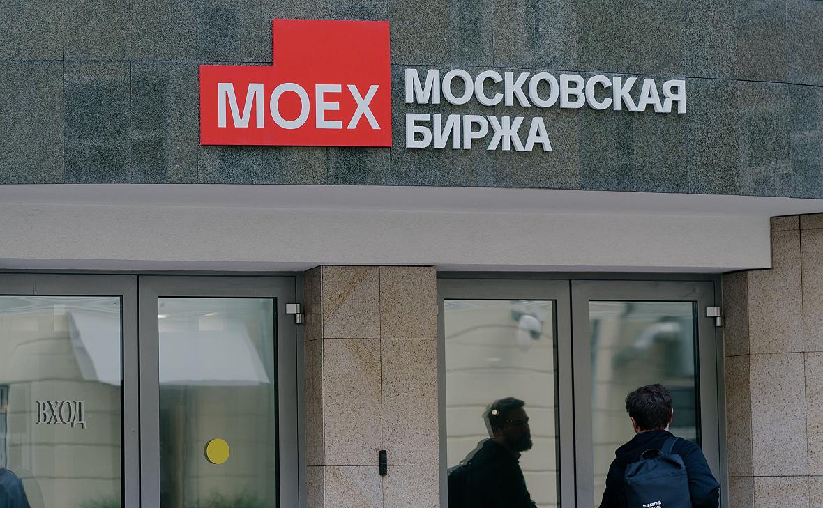 Какие бумаги России купить на просадке 24 идеи с доходностью до 46 Американские власти уже завтра могут объявить о новых крупных поставках оружия Украине Это заявление постоянного представителя США при НАТО Мэттью Уитакера отправило индекс Мосбиржи в нокдаун почти к минимуму 2025 года Вечером 14 октября бенчмарк торгуется ниже 2550 пунктов Опрошенные РБК аналитики уверены что распродажи на российском рынке это возможность выгодно купить бумаги на перспективу от года При этом они не исключают что сегодняшние уровни это еще не дно Российскому рынку снова плохо Какие акции рассмотреть к покупке и стоит ли сейчас открывать короткие позиции а может вообще уйти в облигации Читайте подробнее Российский рынок на годовых минимумах Какие акции покупать на просадке Подписаться на Сам ты инвестор