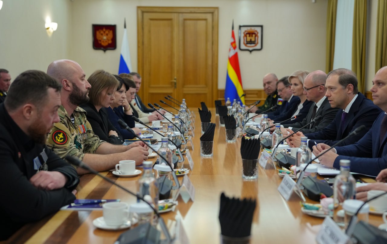 Программа рабочего визита в регион первого заместителя Председателя Правительства РФ Дениса Мантурова и первого заместителя Руководителя Администрации Президента Российской Федерации Сергей Кириенко оказалась весьма насыщенной. Вместе с губернатором Алексеем Беспрозванных они встретились с участниками СВО и членами их семей. На федеральном уровне прорабатывается целый комплекс мер по включению фронтовиков в жизнь общества - в частности, для них планируется отменить требования минимального стажа муниципальной службы. Также Мантуров и Кириенко провели совещание по подготовке к 80-летию Калининградской области, которое указом президента РФ будет проводиться в общероссийском масштабе. Оба руководителя вошли в оргкомитет празднований и выразили готовность оказать их проведению максимально возможное содействие.