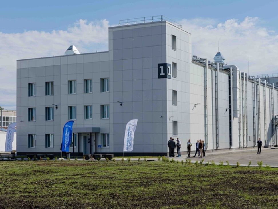 Для новых нижегородских дата центров на 50 снизили ставку налога на имущество С 1 января 2026 года в Нижегородской области вводится новая мера поддержки ИКТ отрасли ставка налога на имущество для дата центров снизится на 50 Для участия необходимо быть включенной в реестр центров обработки данных РФ Претендовать на новую меру поддержки смогут организации работающие в сферах телекоммуникаций или информационных технологий коды 61 и 63 ОКВЭД При этом доля доходов компаний по указанным видам деятельности за соответствующий налоговый период должна составлять не менее 50 Деловой квартал НН