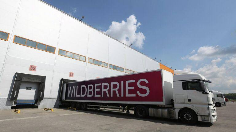 Склад Wildberries в Шушарах открывается вновь спустя 1,5 года после пожара После полутора лет восстановления, склад Wildberries в Шушарах Санкт-Петербург получил разрешение на ввод в эксплуатацию и готовится к открытию – об этом сообщила основательница компании Татьяна Ким. Обновленный склад, отвечающий современным стандартам безопасности, станет ключевым логистическим центром для Wildberries в регионе, где активно развивается малый и средний бизнес. Дата открытия будет объявлена в ближайшее время.