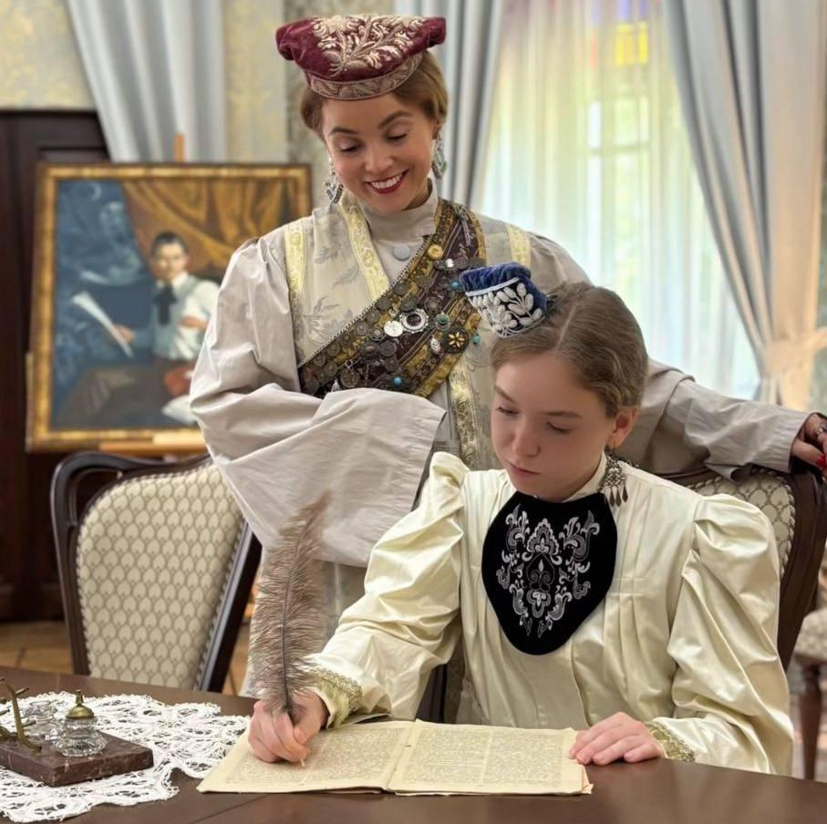 В Национальном музее РТ подготовили праздничную программу ко Дню матери 30 ноября с 11 00 по 16 00 мамам с ребенком до 18 лет вход будет бесплатным Из интересного 12 15 концерт Вам дорогие мамы 14 00 кинопоказ фильмов о маме из фонда ТАТАРКИНО 14 00 экскурсия Через артефакты к сердцу матери 15 00 караоке Песня материнской любви Национальный музей РТ ул Кремлевская 2 30 ноября 11 00 16 00 Куда пойти в Казани события 30ноября