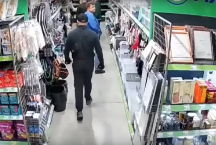 В магазине "Фикс Прайс" неизвестный попытался убить покупателя Следственные органы СКР в Братске возбудили уголовное дело по факту покушения на убийство в одном из магазинов города. Об этом сообщает «Байкал24.ру». Так следователи отреагировали на видео ЧП, которое днем 12 июня появилось в соцсетях Братска и Иркутской области. Подробнее в "Номер один"
