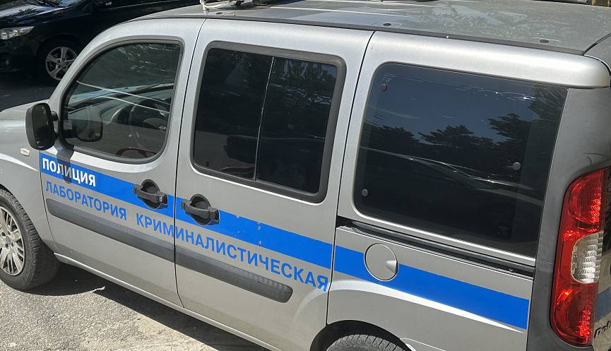 В Новороссийске перед судом предстанет мужчина обвиняемый в краже мобильного телефона из тележки Следственным подразделением отдела полиции Приморского района Управления МВД России по городу Новороссийску завершено расследование уголовного дела возбужденного в отношении 31 летнего приезжего из соседней республики по признакам преступления предусмотренного частью 2 статьи 158 УК РФ Кража По данным следствия обвиняемый обнаружил забытый в тележке строительного магазина мобильный телефон Мужчина убедился что за его действия никто не наблюдает взял гаджет Подобрав графический пароль обвиняемый восстановил пользовательские настройки сим карты выбросил и оставил телефон для личного пользования Сумма ущерба потерпевшему составила 7000 рублей Похищенный гаджет полицейские изъяли и вернули законному владельцу На период предварительного следствия обвиняемому была избрана мера пресечения в виде заключения под стражу В настоящее время уголовное дело с утверждённым обвинительным заключением направлено в суд для рассмотрения по существу Санкции инкриминируемой части статьи предусматривает максимальное наказание в виде лишения свободы на срок до пяти лет Пресс служба УМВД РФ по г Новороссийску