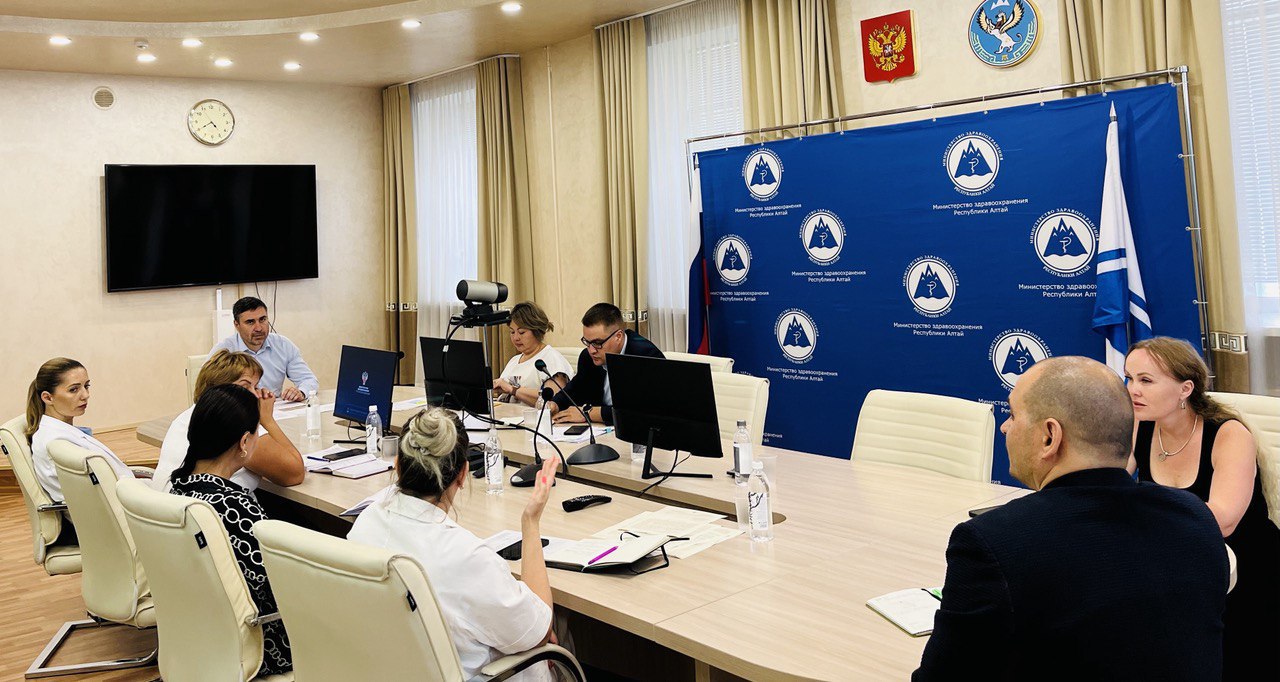 Главой региона была поставлена задача возродить полноценную онкологическую службу.   Очень важно, чтобы пациент не ездил по несколько раз из отдалённого района республики в Барнаул для изменения тактики лечения, либо просто для того, чтобы пройти недостающие методы исследования.    Начали именно с этого – избавить пациентов от мучительных переездов. Теперь проводим онкоконсилиумы на месте. И более того: в самых простых случаях, когда присваивается паллиативный статус или чтобы поменять схему лечения, не пациент едет в онкоцентр, а специалисты едут в район.    Ещё предстоит сделать очень много в организации онкологической помощи в республике: наладить молекулярно- генетическую, имунногистохимическое лабораторное исследование, в полном объёме запустить эндоскопическую службу, КТ, МРТ, актуализировать регистр и многое другое.  Но дорогу осилит идущий.  Следующую контрольную точку наметили через 2 месяца.