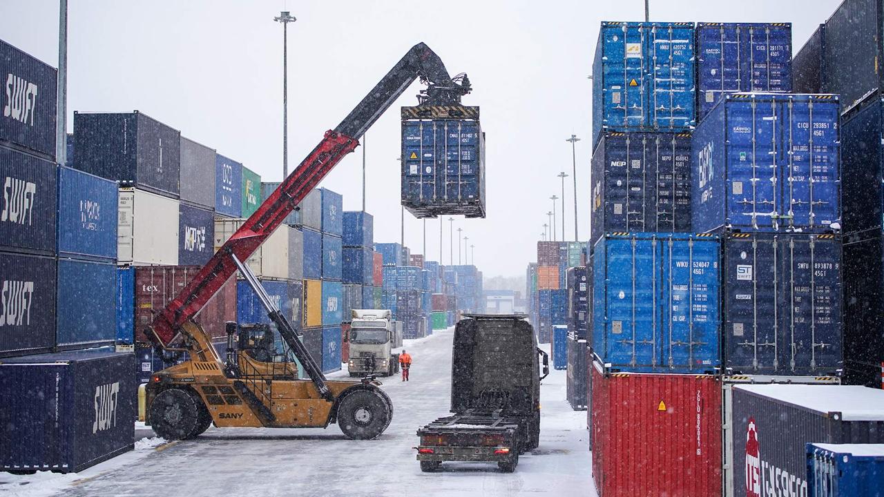 Доля дружественных стран в товарообороте России в 2025 году достигла рекордных 86 Премьер министр Михаил Мишустин сообщил что ориентир по поставкам в дружественные страны превышен а прирост сильнее всего показали Китай Белоруссия Индия и Казахстан Фактически торговые потоки всё больше смещаются туда где меньше барьеров и больше взаимного интереса Отдельный акцент на расчётах за 10 месяцев доля национальных валют в товарообороте со всеми странами достигла 85 это выше прежней цели 70 При этом на рубли приходится свыше половины всех расчётных операций