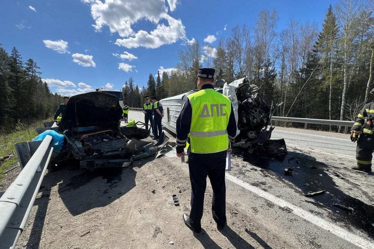 Сразу несколько жутких аварий произошли пятничным утром на свердловских дорогах. В 6:30 на Пермском тракте Nissan Terrano врезался в стоящую на обочине фуру Volvo. 69-летнего водителя кроссовера увезли в больницу Первоуральска. В 9 утра в Артемовском районе «Лада Гранта» выехала на встречку и столкнулась с фурой. Водитель легковушки погиб на месте, дальнобойщика пришлось вырезать из кабины. А в 11 утра на Серовском тракте как же без него? на встречку вылетел ВАЗ-2114. Там он столкнулся с автобусом с вахтовиками, а потом с КамАЗом. Погибли водитель и пассажир ВАЗа, еще одну пассажирку легковушки увезли в Демидовскую больницу Нижнего Тагила. : ГИБДД